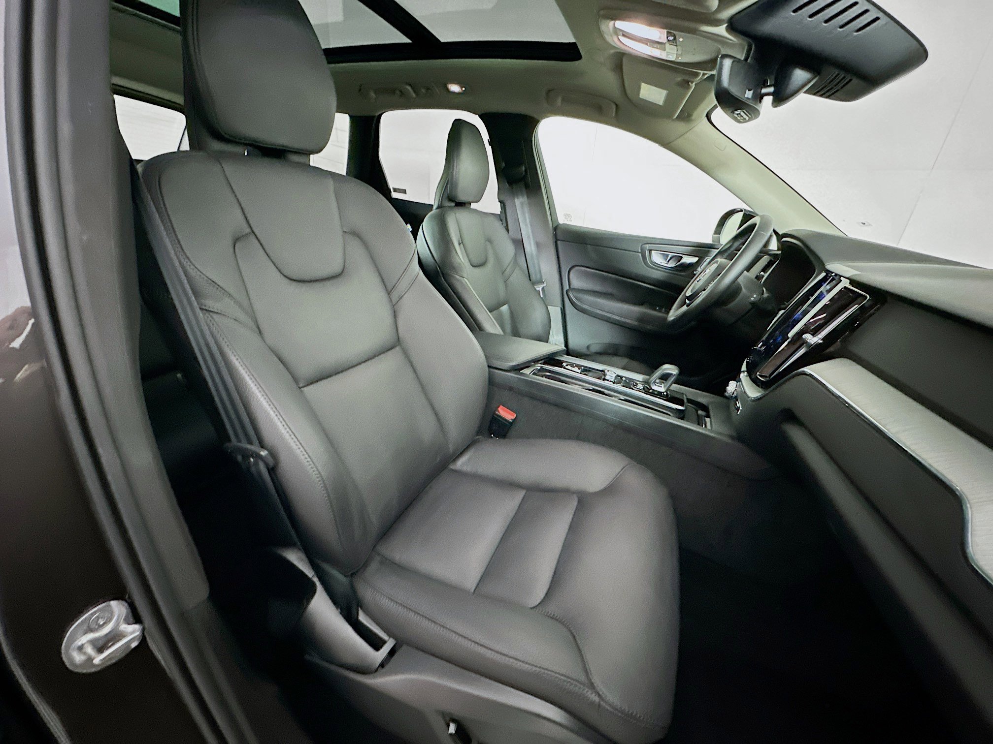 Used 2025 Volvo XC60 B5 Plus image 30