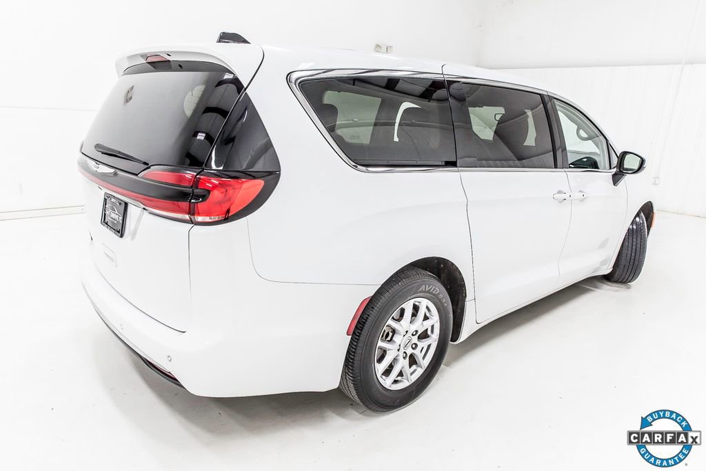 Used 2023 Chrysler Pacifica Touring-L image 6