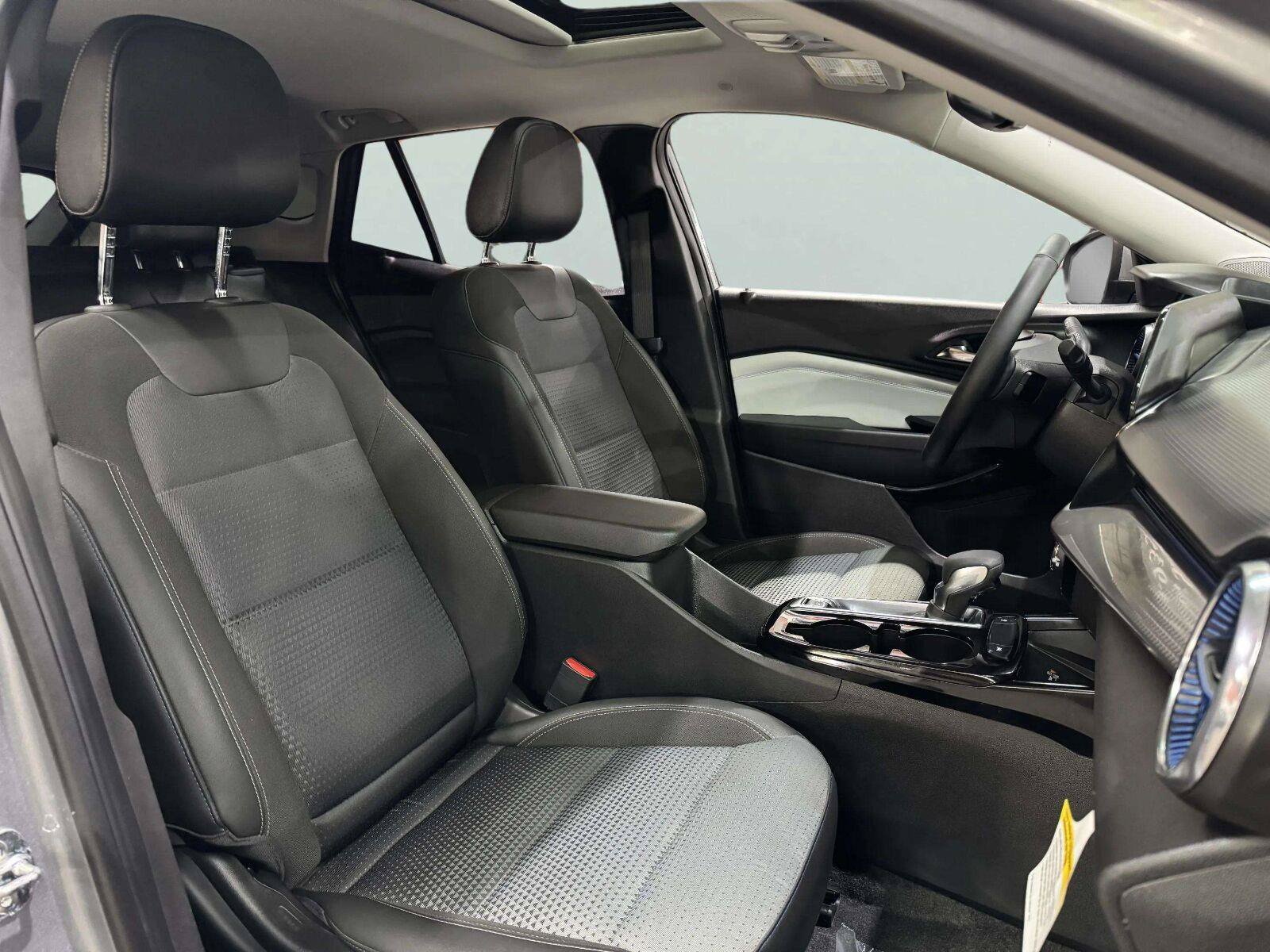 Used 2025 Chevrolet Trax LT w/ Sunroof Package FWD image 38