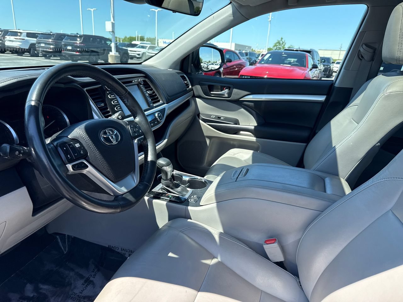Used 2019 Toyota Highlander XLE FWD image 12