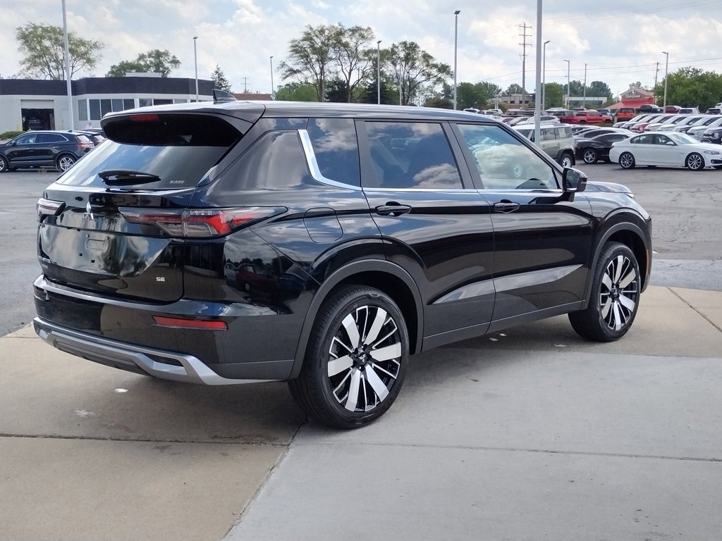 New 2025 Mitsubishi Outlander SE image 17