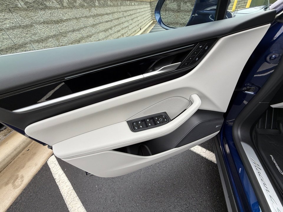 New 2025 Porsche Macan 4S Electric image 21