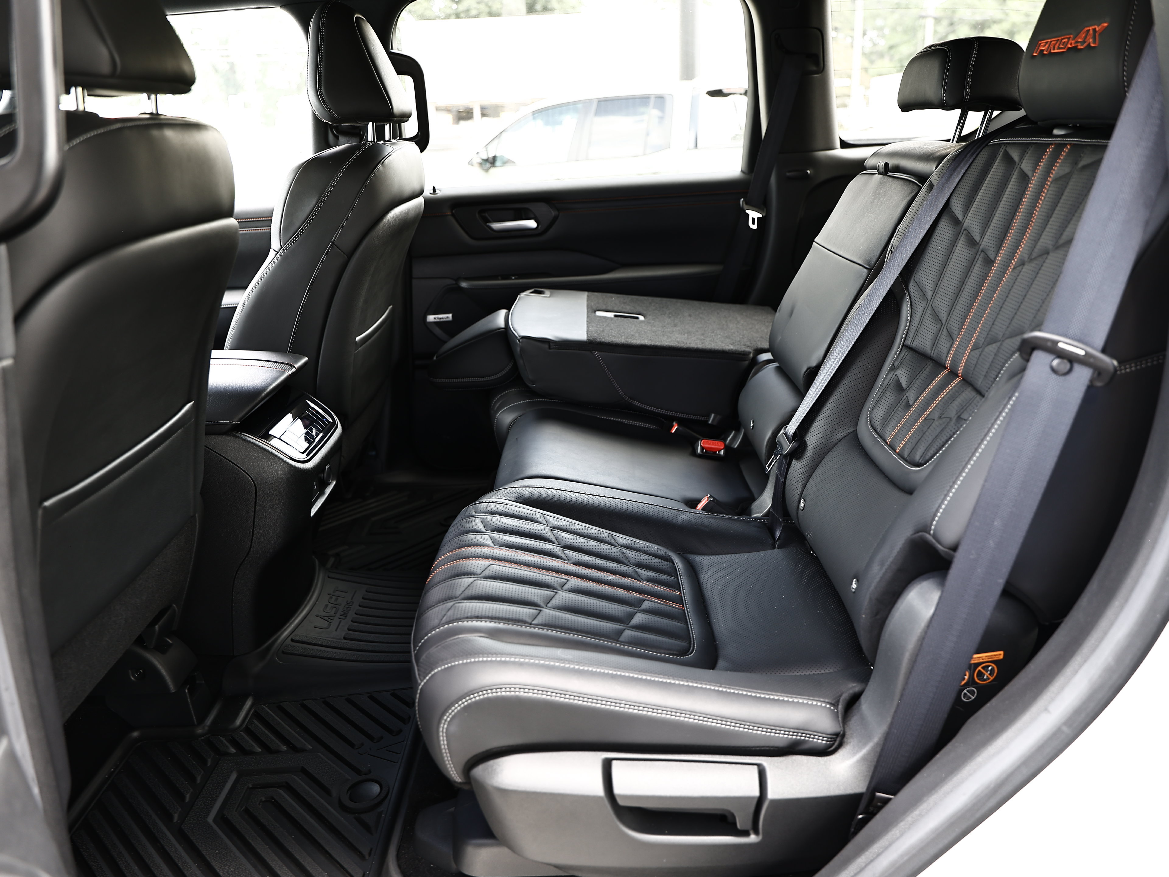 Used 2025 Nissan Armada PRO-4X AWD/4WD image 25