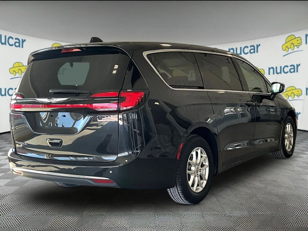 Used 2023 Chrysler Pacifica Touring-L FWD image 6