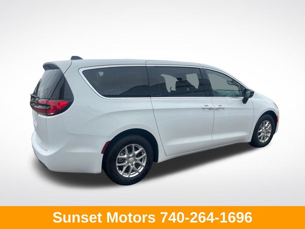 New 2027 Chrysler Pacifica Select FWD image 5