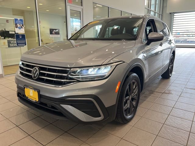 Used 2023 Volkswagen Tiguan SE w/ Panoramic Sunroof Package AWD/4WD image 3