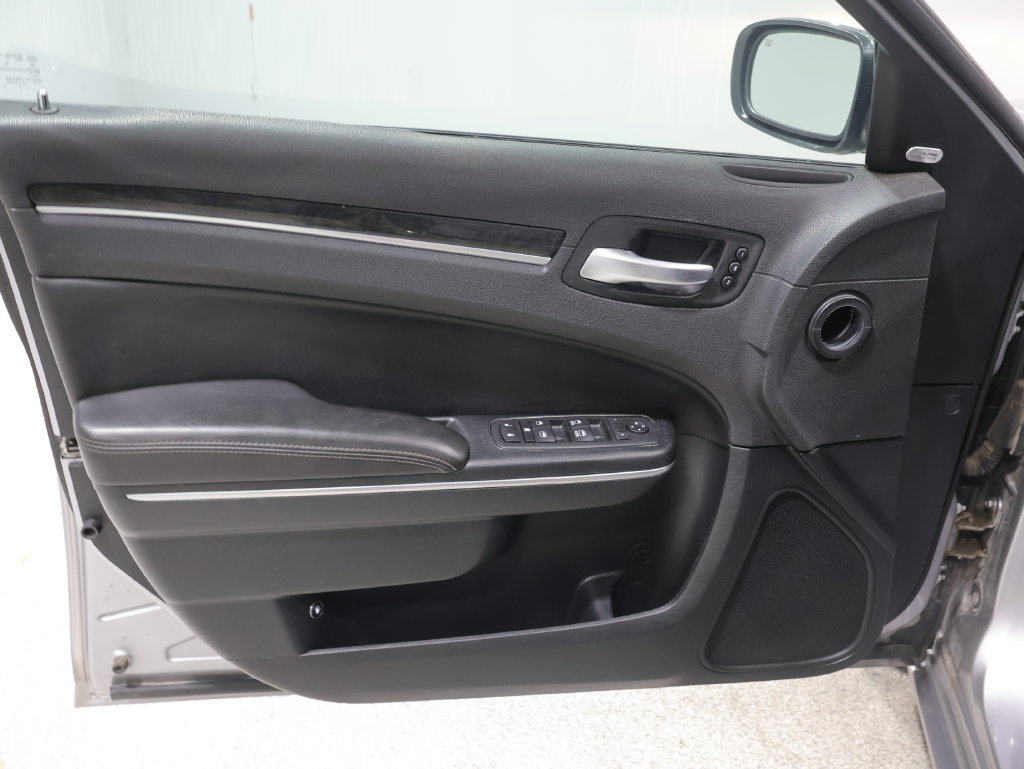 Used 2018 Chrysler 300 Limited AWD/4WD image 13