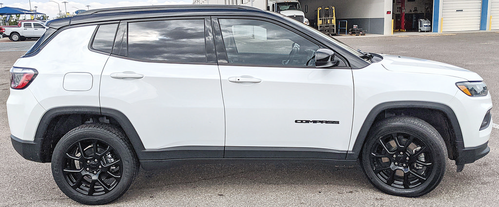 Used 2023 Jeep Compass Latitude AWD/4WD image 2