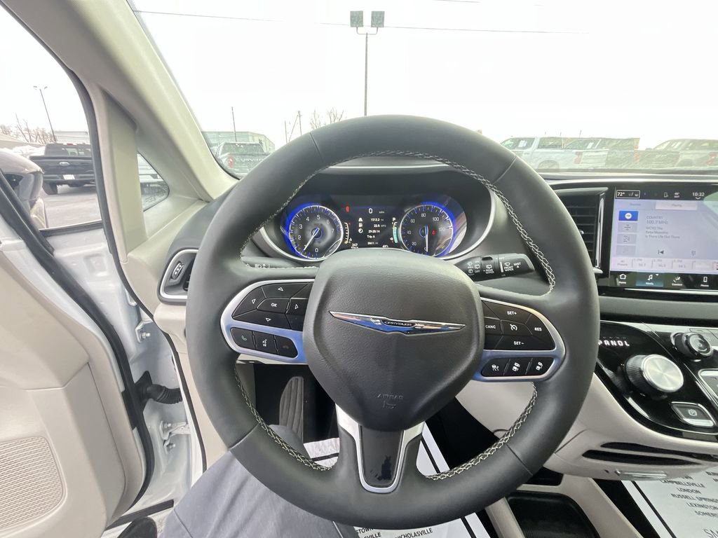 Used 2024 Chrysler Pacifica Touring-L image 14
