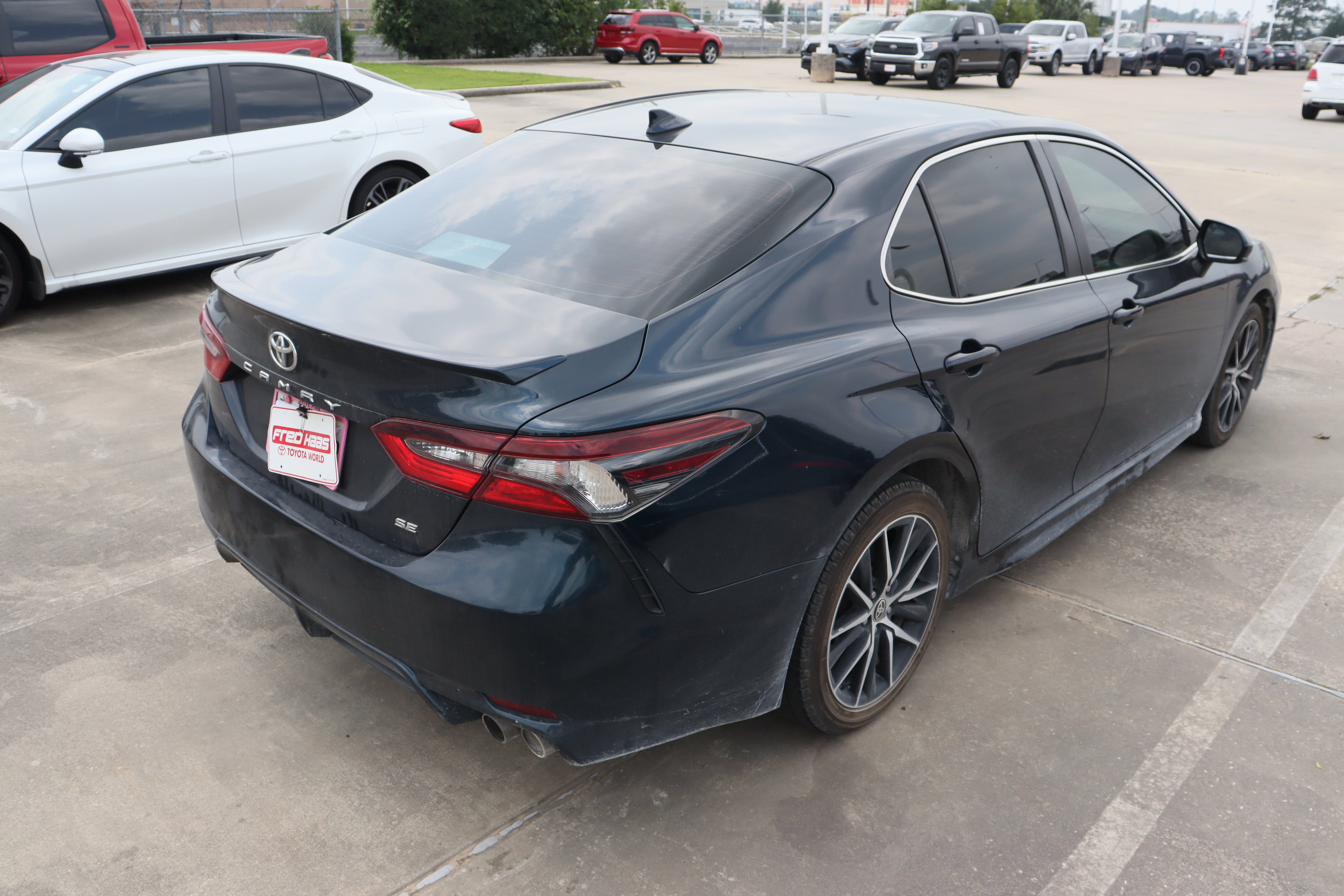 Used 2021 Toyota Camry SE FWD image 11