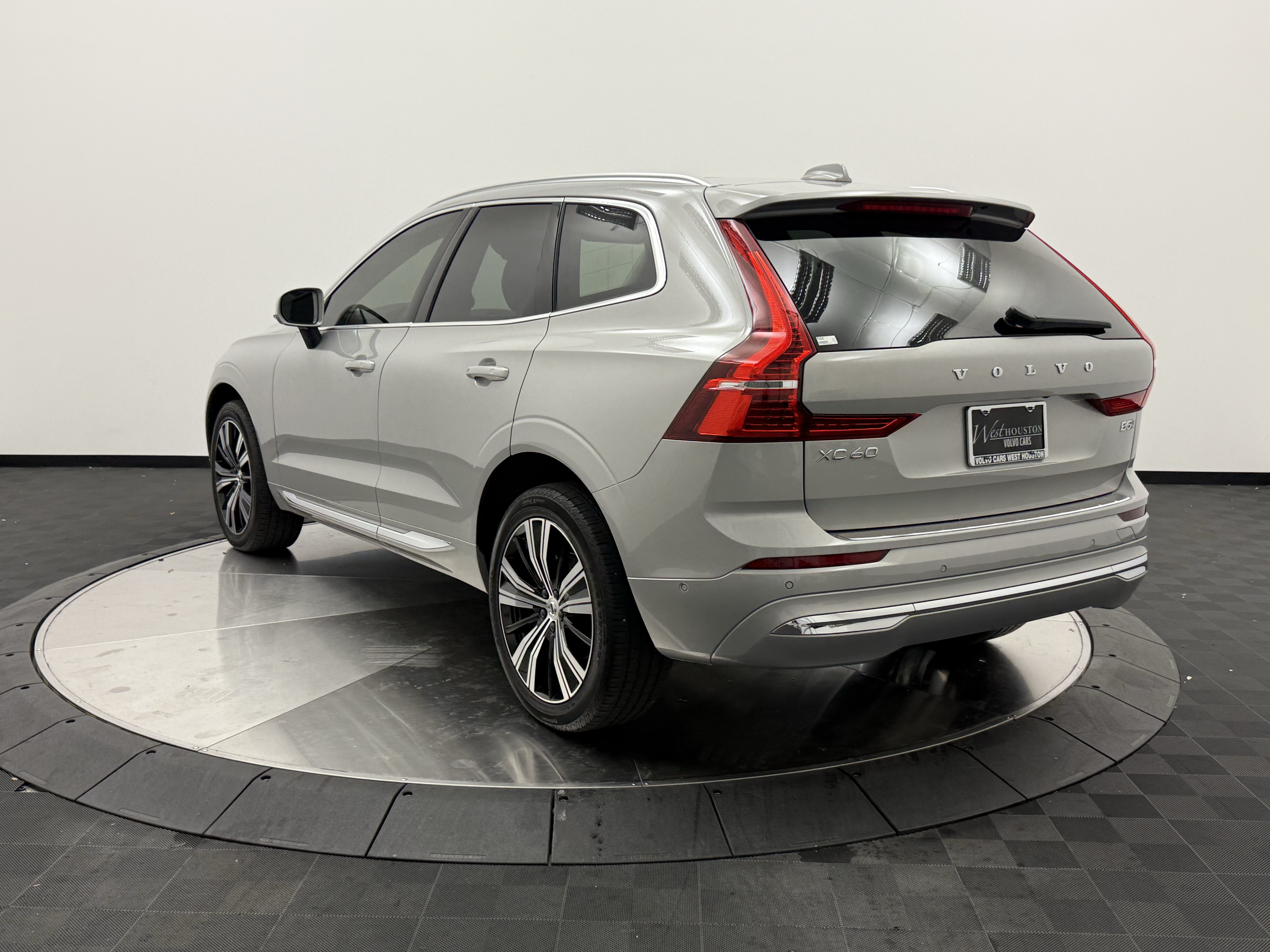 Certified 2023 Volvo XC60 B5 Plus w/ Climate Package AWD/4WD image 5
