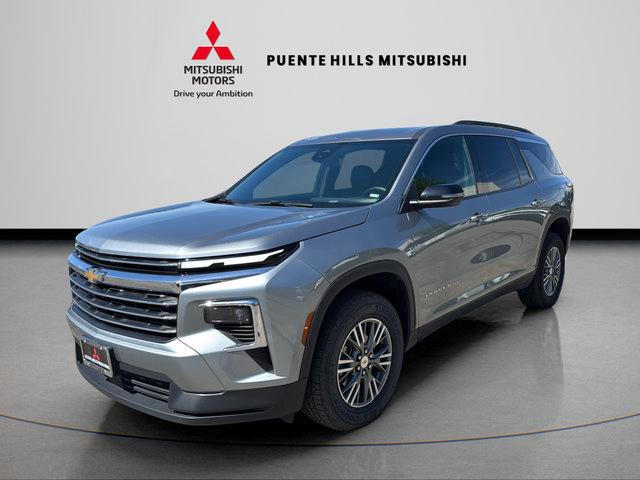 Used 2025 Chevrolet Traverse LT FWD image 1