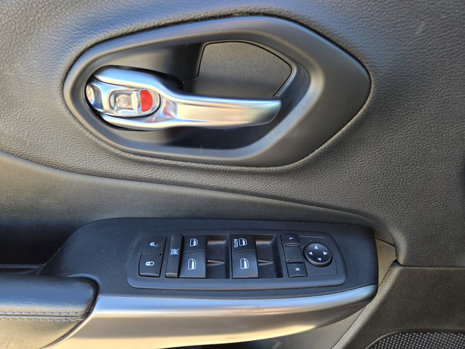 Used 2019 Jeep Cherokee Latitude w/ Popular Appearance Group FWD image 17