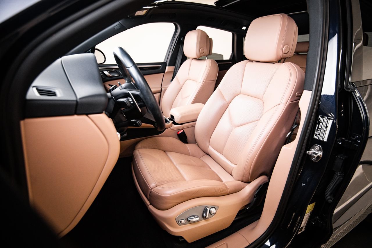 Certified 2023 Porsche Macan AWD/4WD image 5