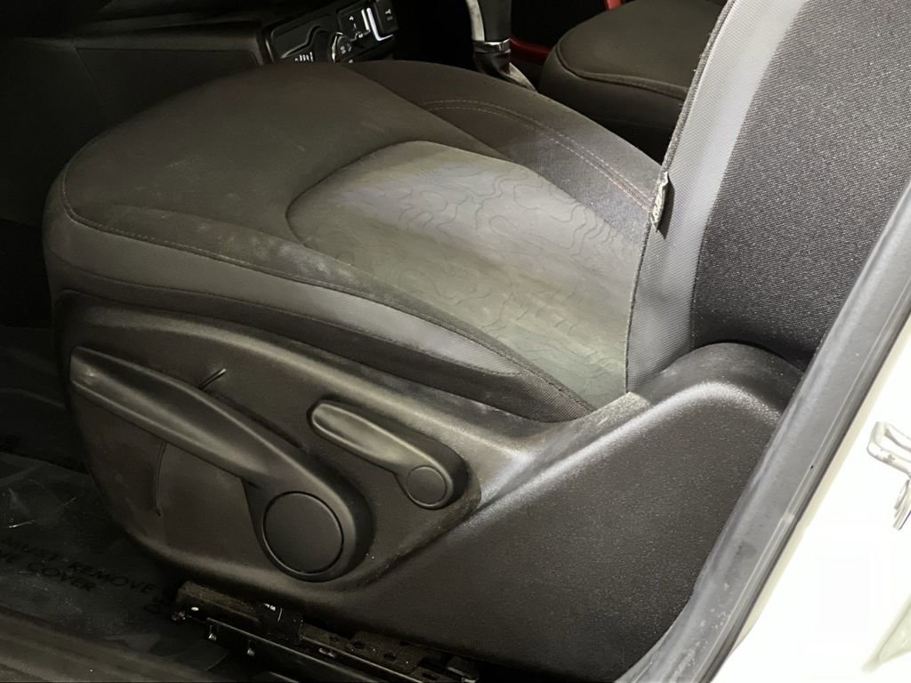 Used 2023 Jeep Renegade Trailhawk AWD/4WD image 12