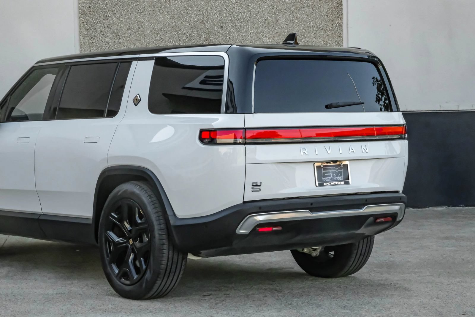 Used 2024 Rivian R1S Adventure AWD/4WD image 18
