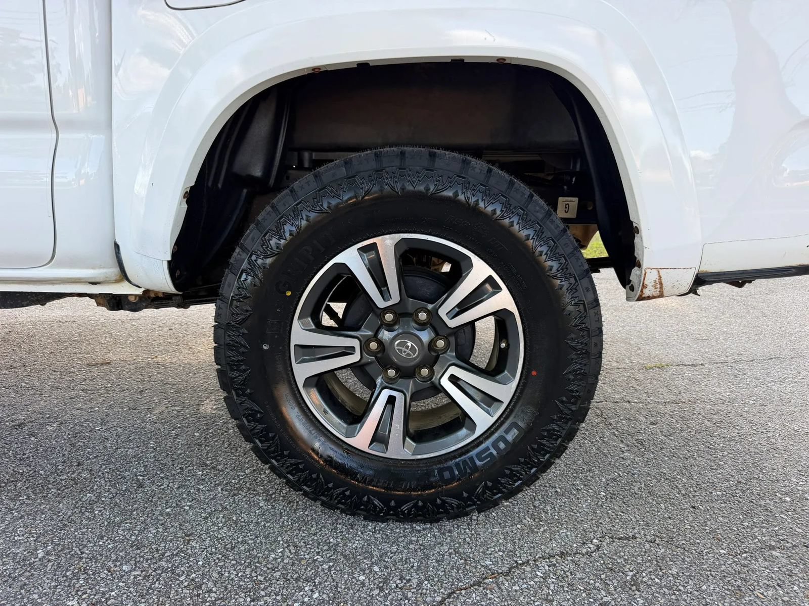 Used 2019 Toyota Tacoma TRD Sport w/ Technology Package AWD/4WD image 34