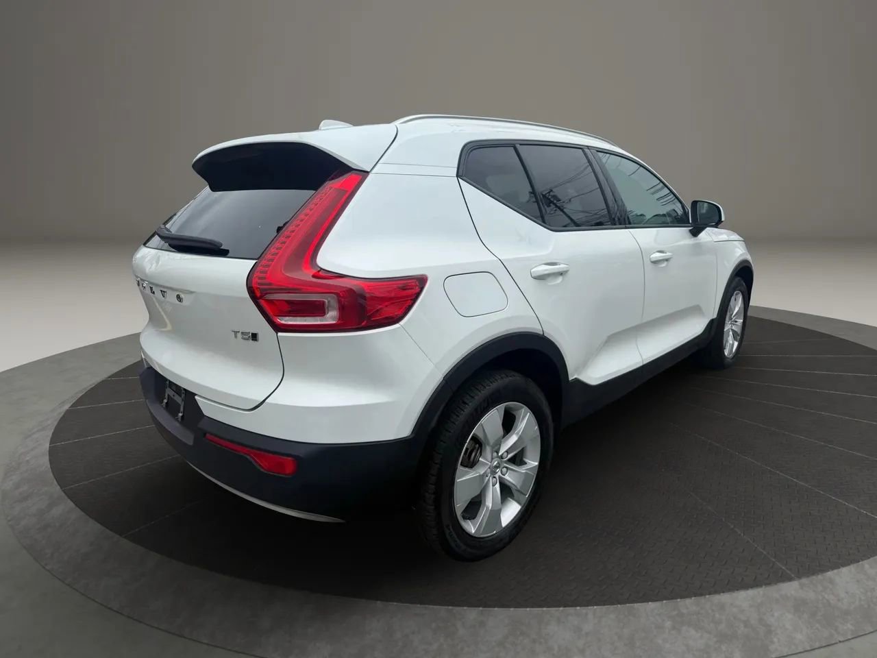 Used 2022 Volvo XC40 T5 Momentum image 5