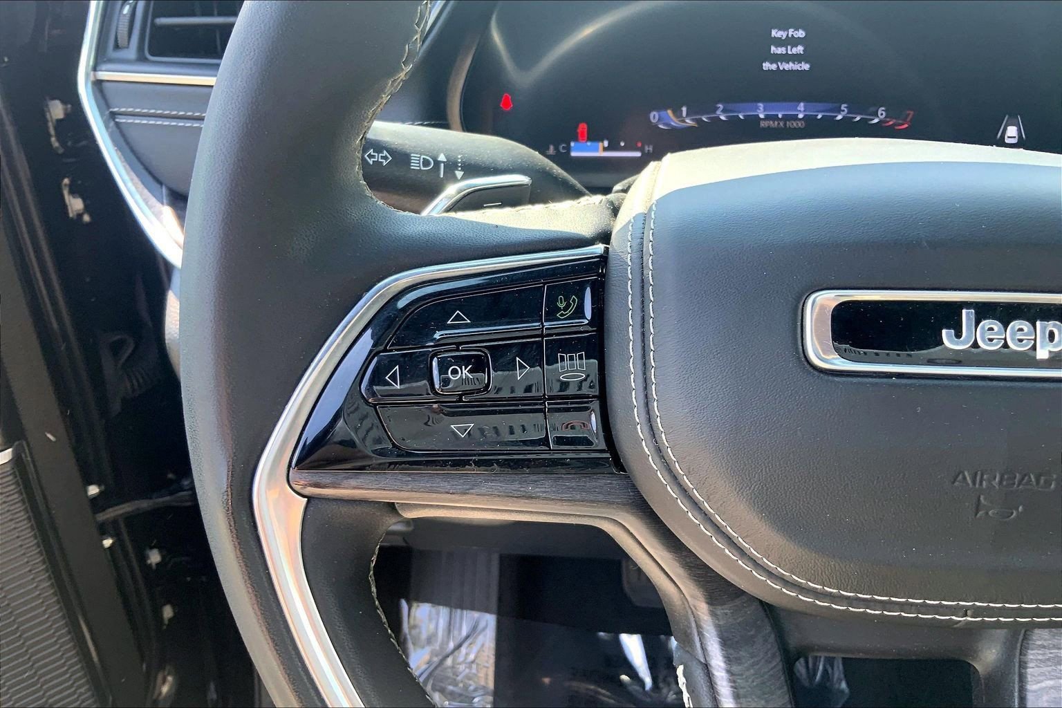 Certified 2025 Jeep Grand Cherokee Overland w/ Luxury Tech Group IV AWD/4WD image 22