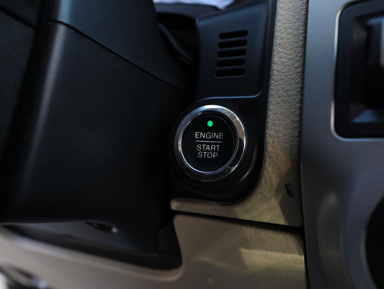 Used 2016 Ford Expedition Limited image 25