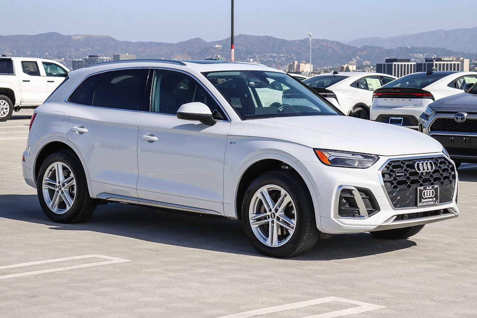 Used 2023 Audi Q5 e Premium w/ Convenience Package image 3