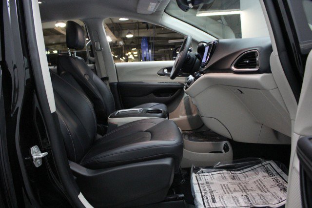Used 2024 Chrysler Pacifica Touring-L image 22