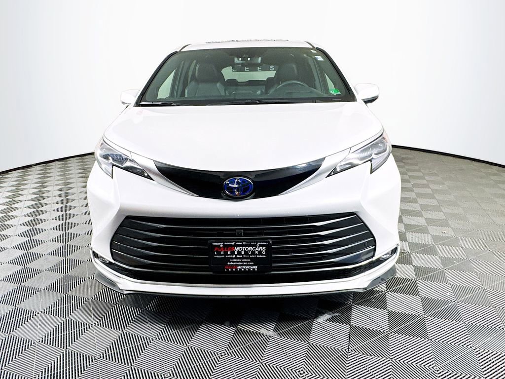 Used 2025 Toyota Sienna Platinum image 2