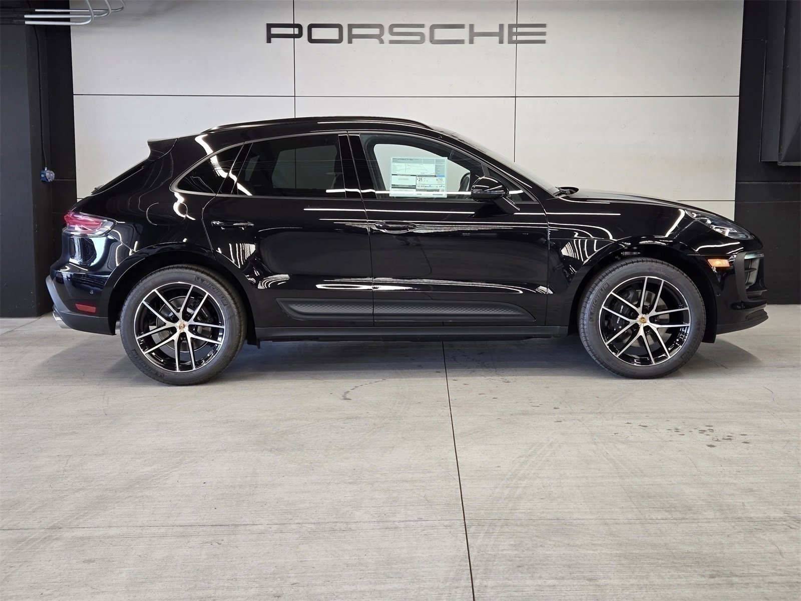 Certified 2025 Porsche Macan image 15