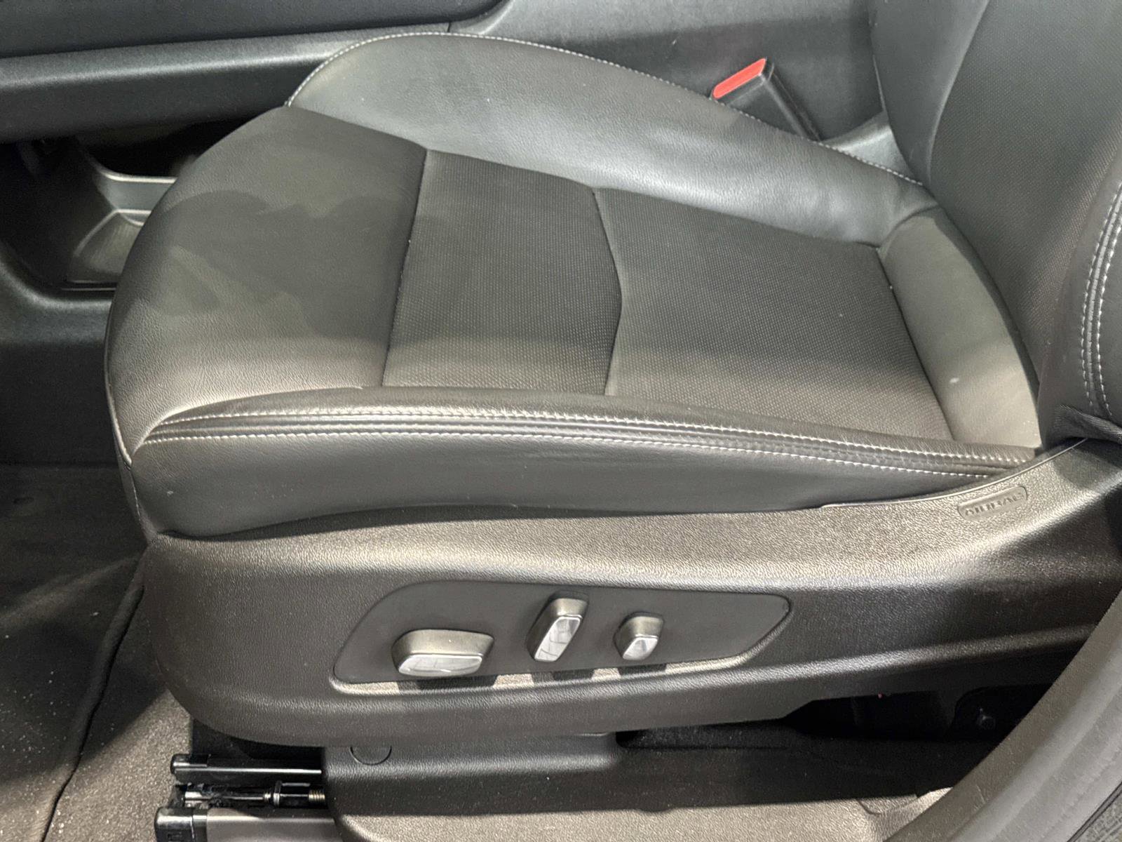 Used 2025 Cadillac XT6 Premium Luxury image 21