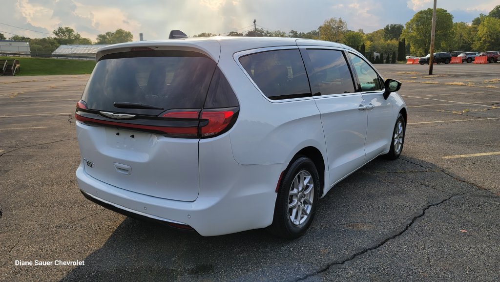 Used 2024 Chrysler Pacifica Touring-L FWD image 12