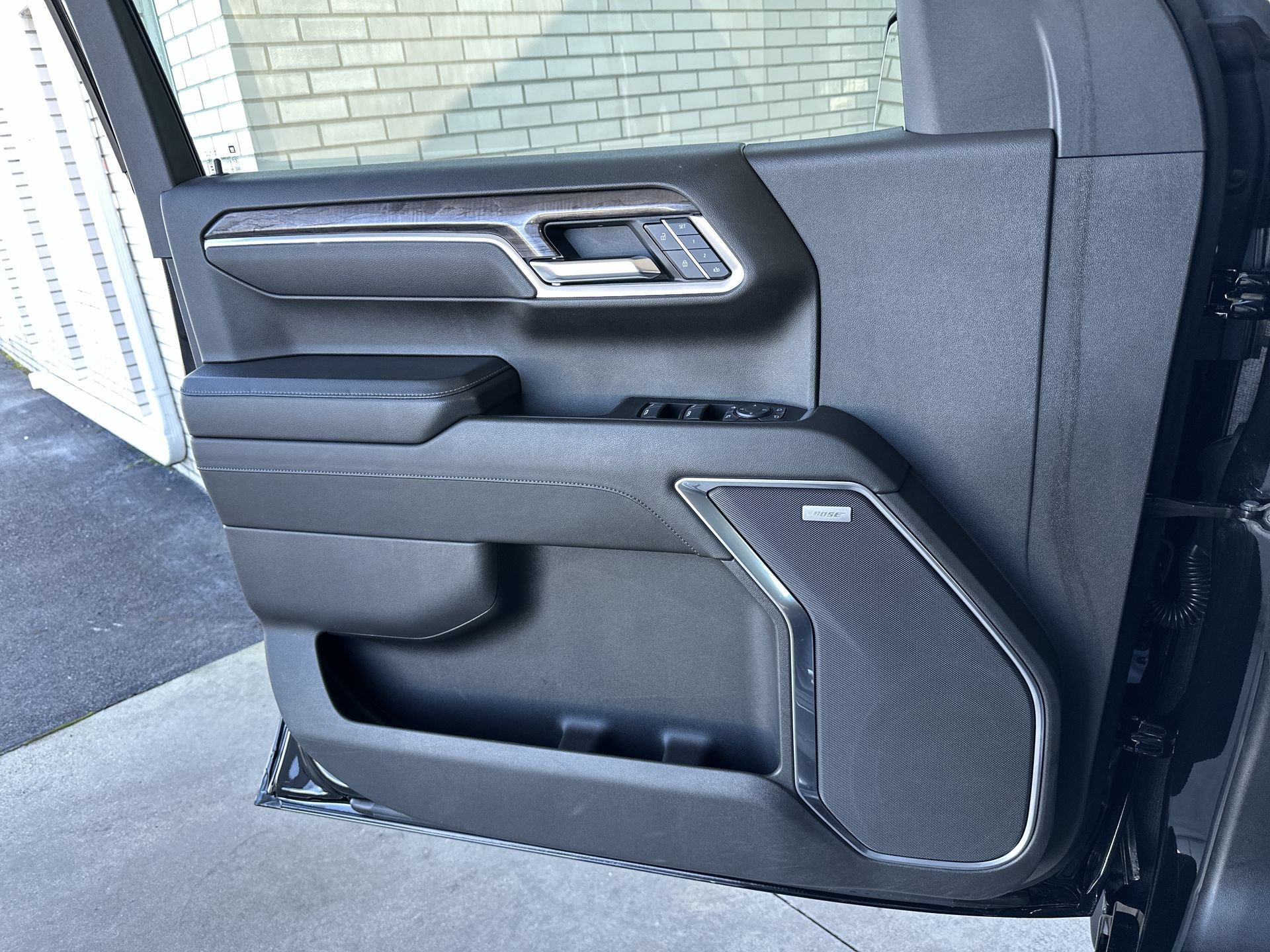 Certified 2025 Chevrolet Silverado 1500 LTZ AWD/4WD image 23