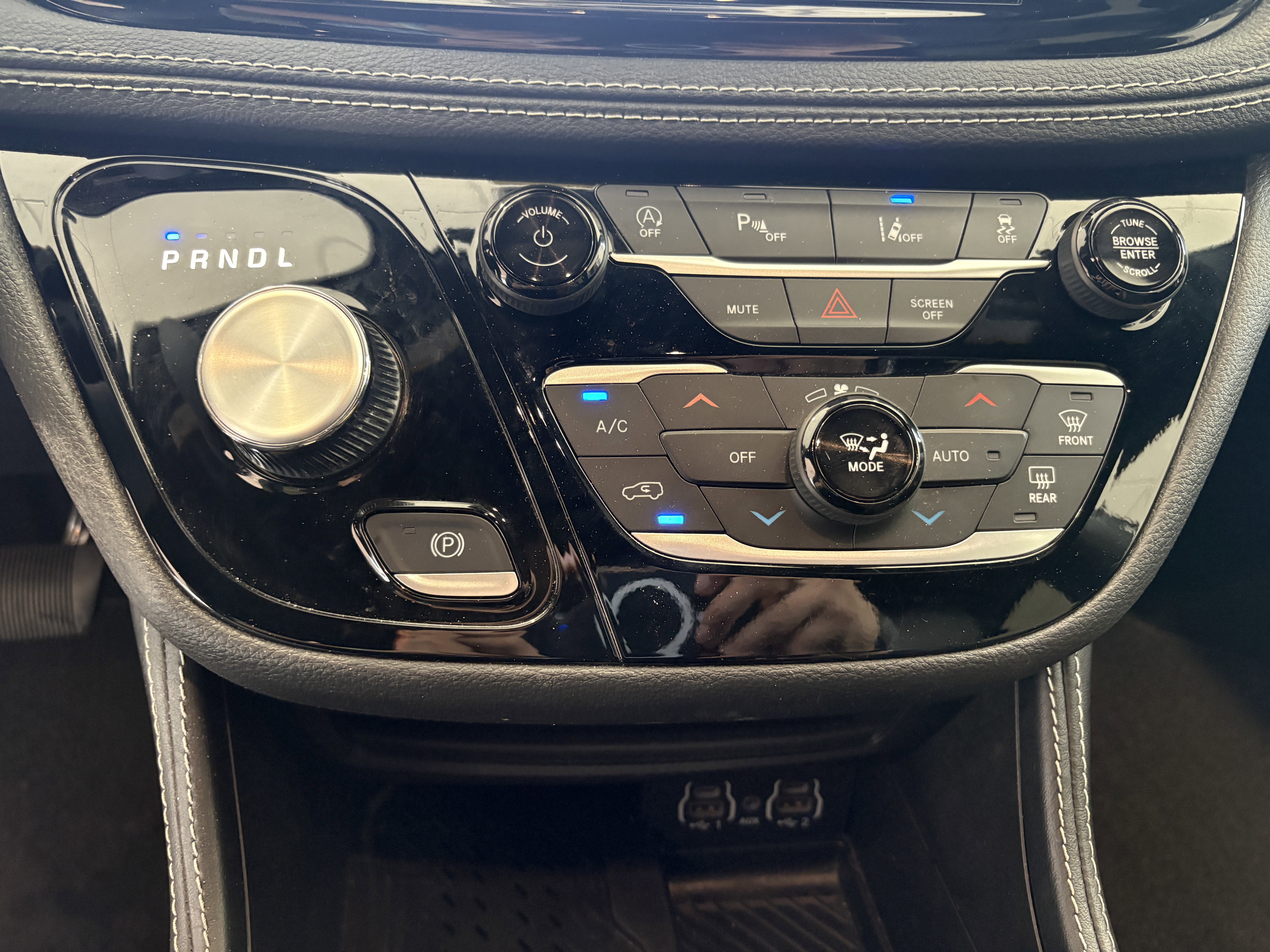 Used 2025 Chrysler Pacifica Limited image 15