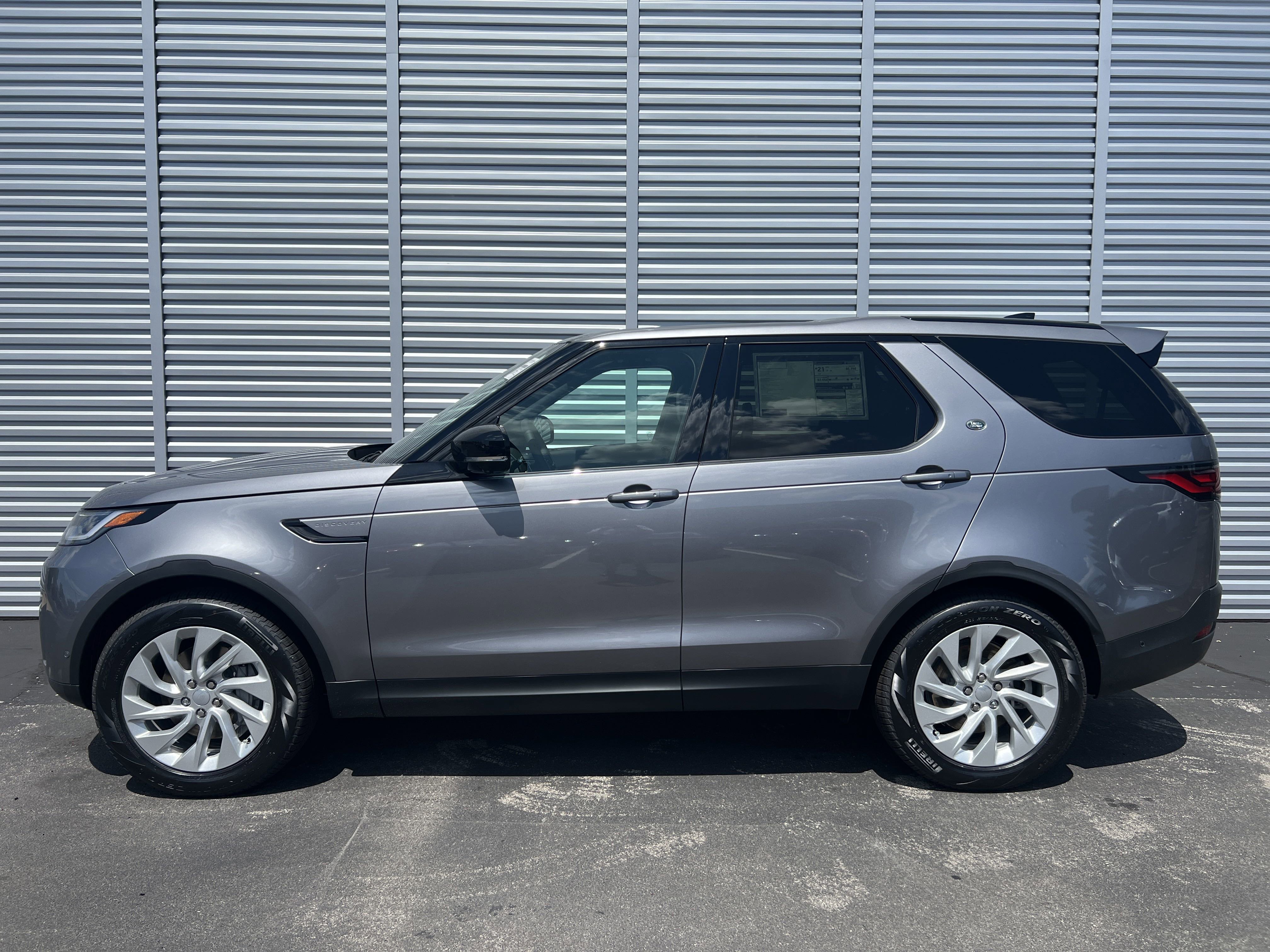 New 2025 Land Rover Discovery S image 2