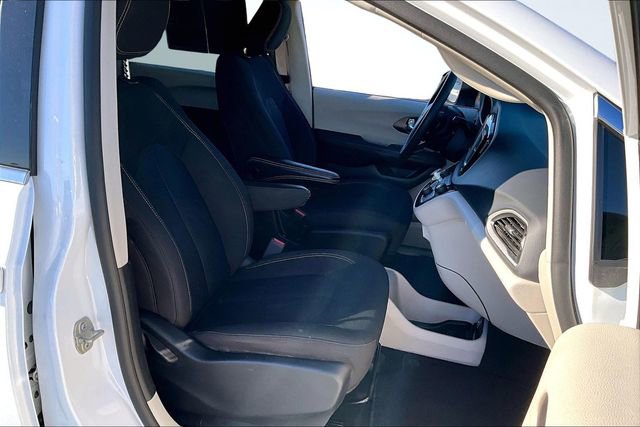Used 2024 Chrysler Voyager LX image 29