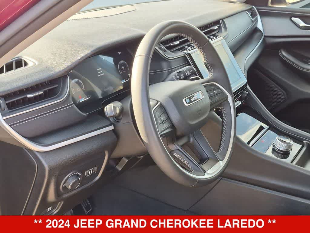 Used 2024 Jeep Grand Cherokee Laredo RWD image 2