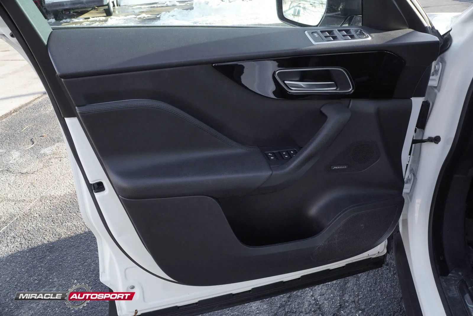 Used 2019 Jaguar F-PACE Premium image 15