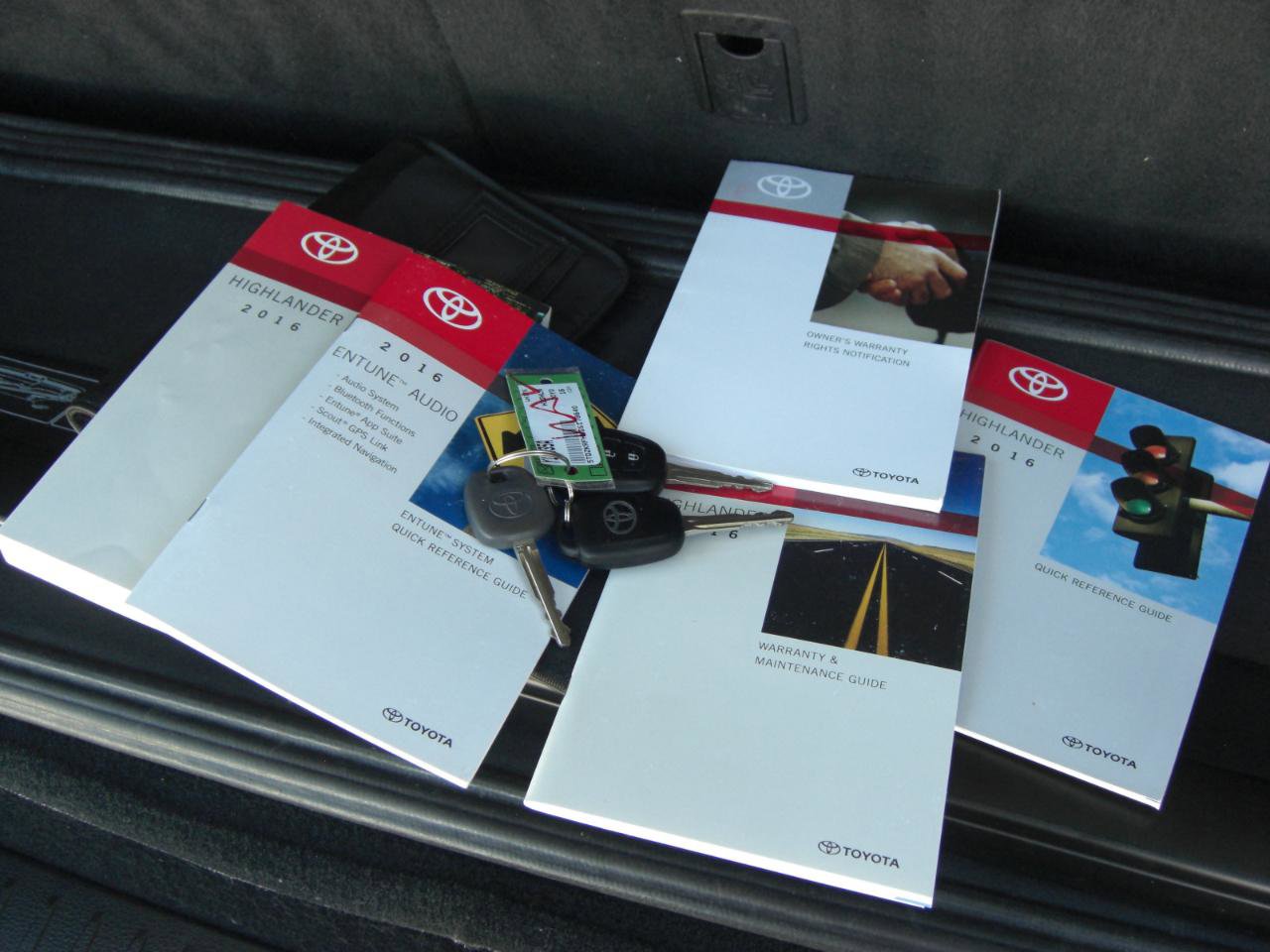 Used 2016 Toyota Highlander LE FWD image 13