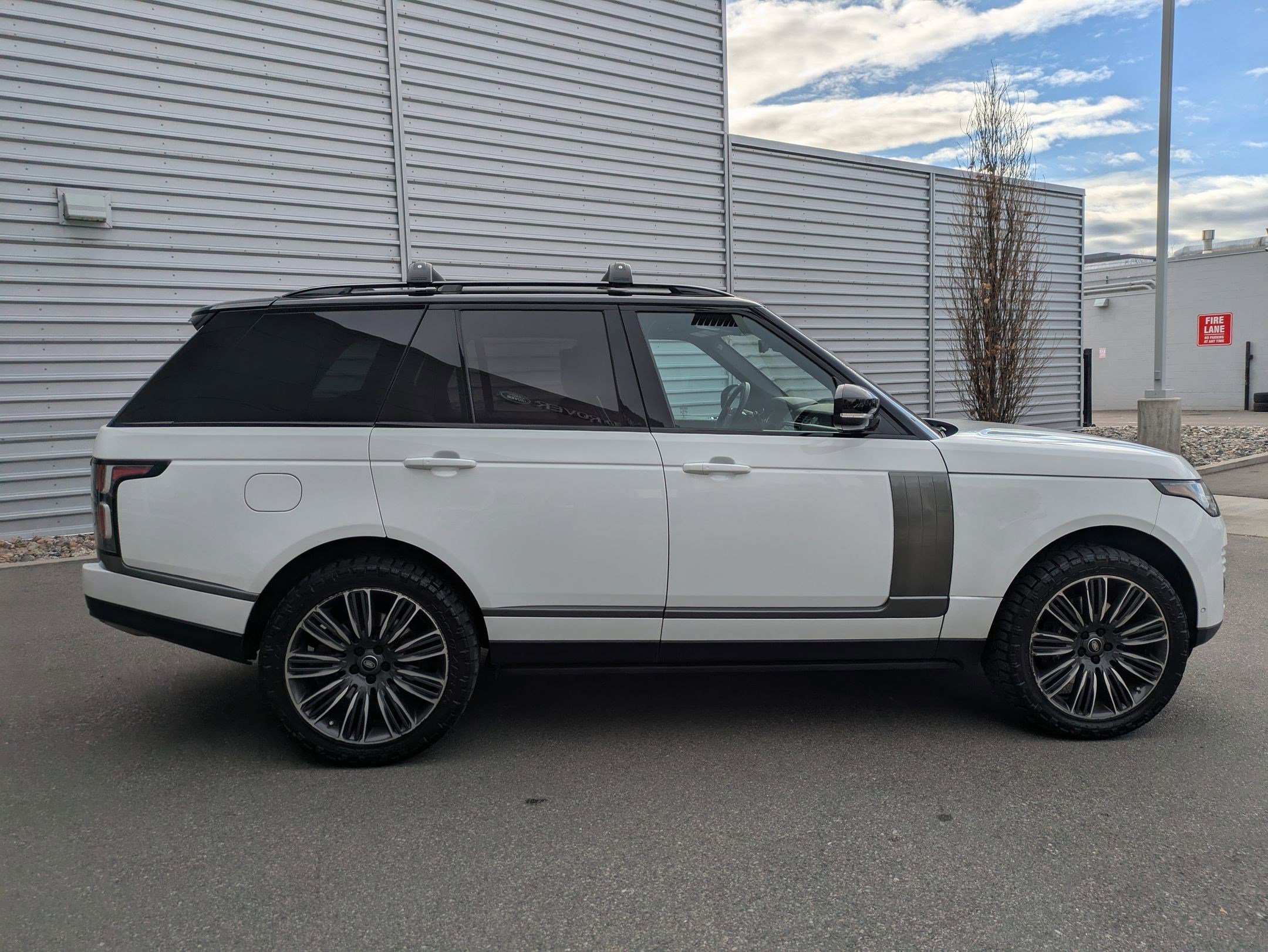 Used 2018 Land Rover Range Rover HSE image 2