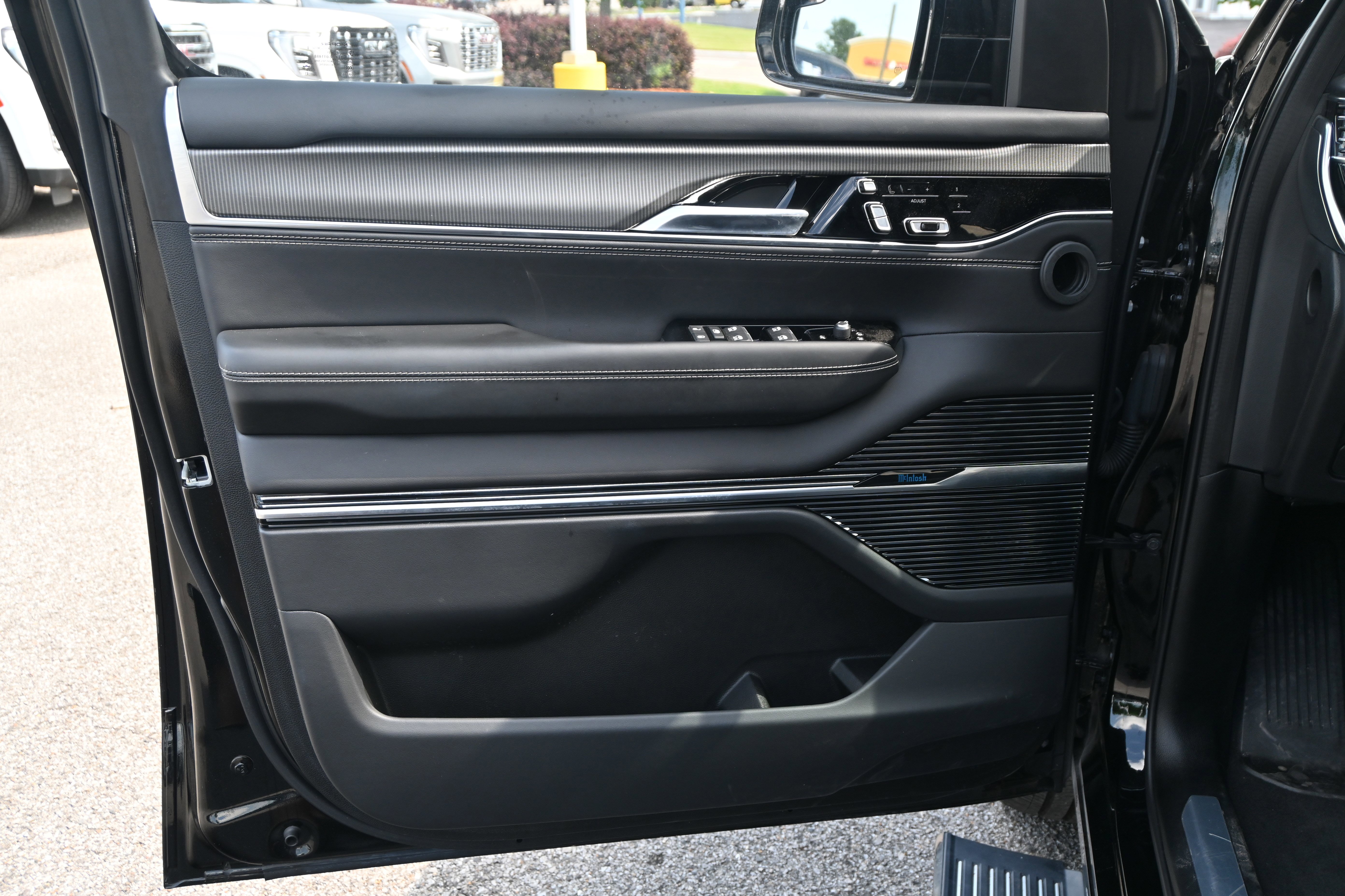 Used 2022 Jeep Grand Wagoneer Series II AWD/4WD image 13