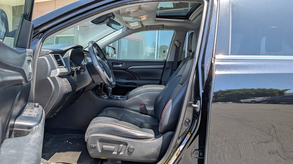 Used 2019 Toyota Highlander SE AWD/4WD image 5