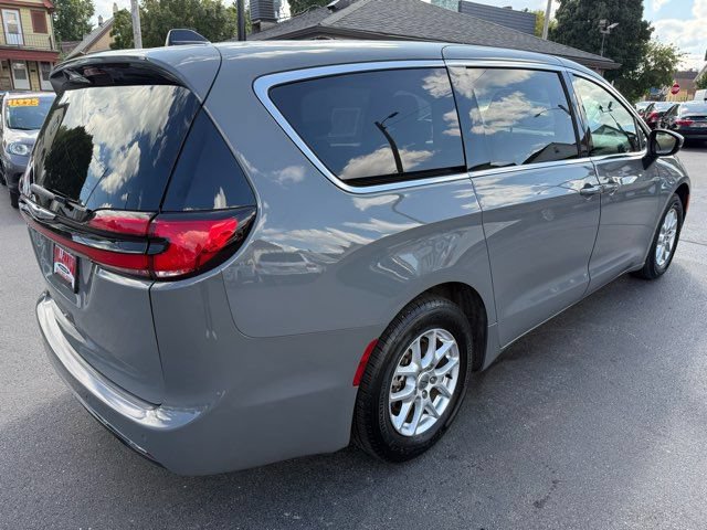 Used 2023 Chrysler Pacifica Touring FWD image 4