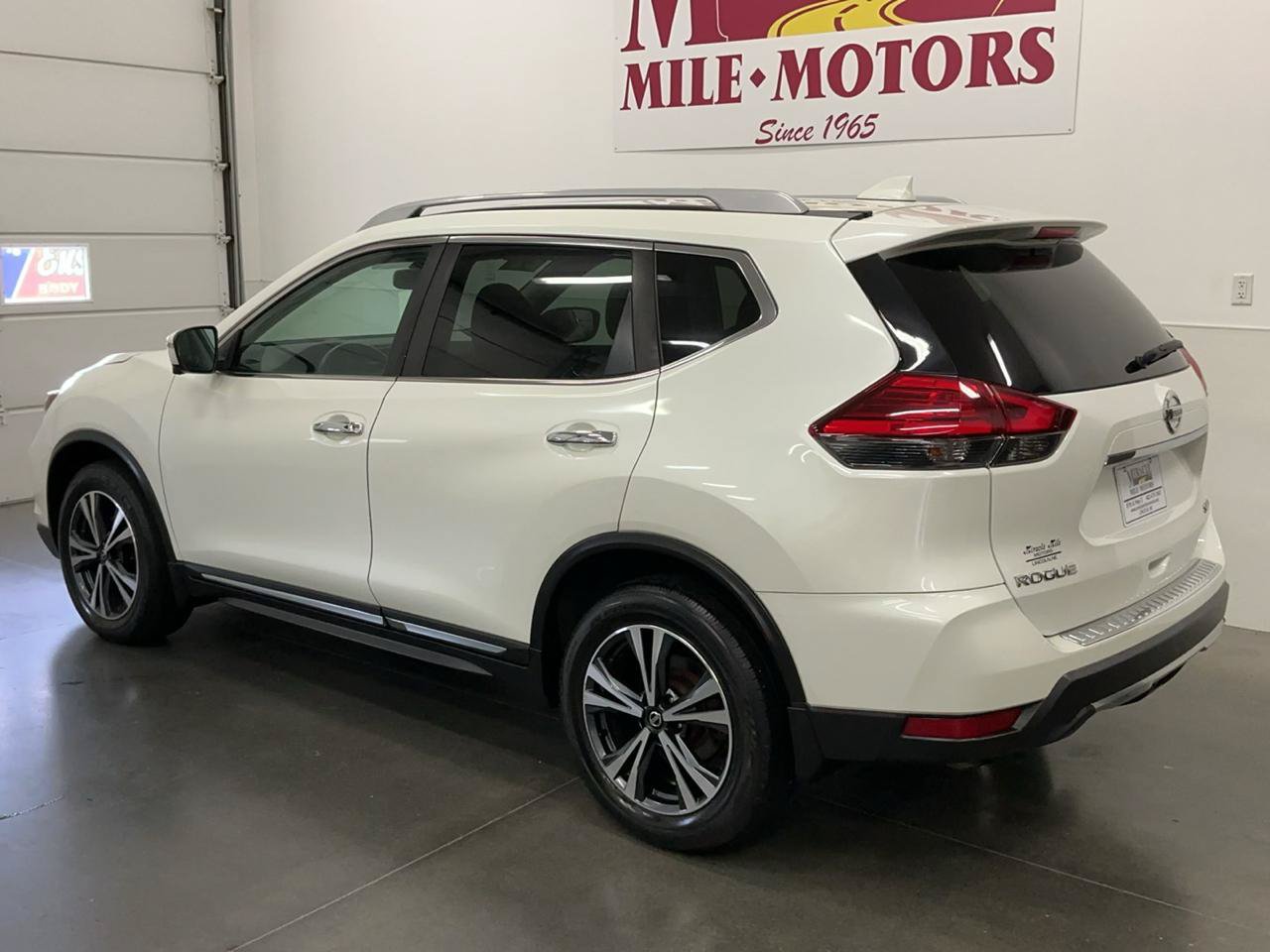 Used 2017 Nissan Rogue SL w/ SL Premium Package AWD/4WD image 4