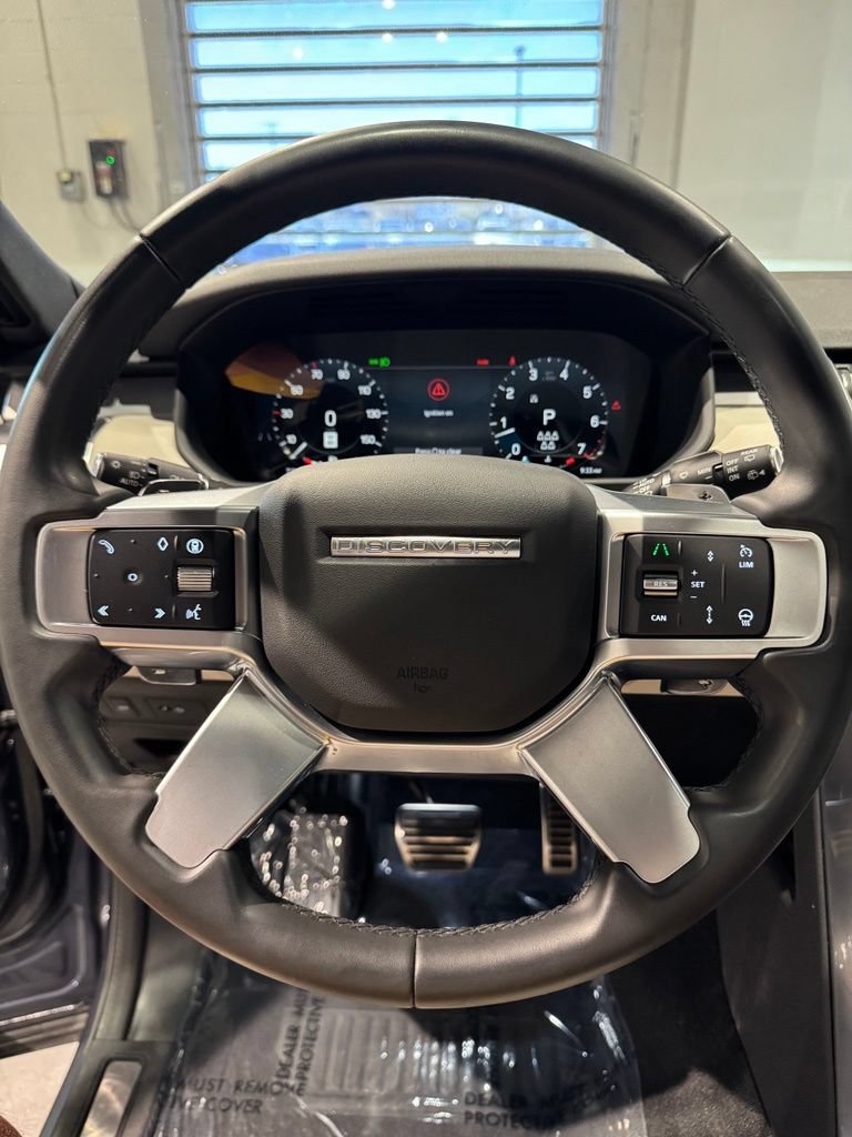 Used 2024 Land Rover Discovery Dynamic SE AWD/4WD image 17