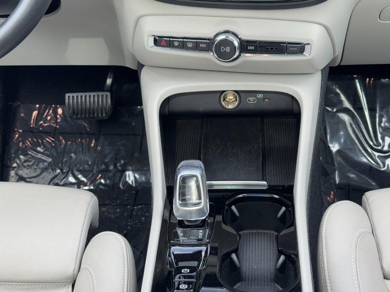 Certified 2023 Volvo XC40 B5 Plus w/ Driver Assist Package image 15