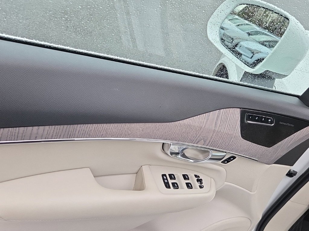 Certified 2023 Volvo XC90 T8 Plus image 3