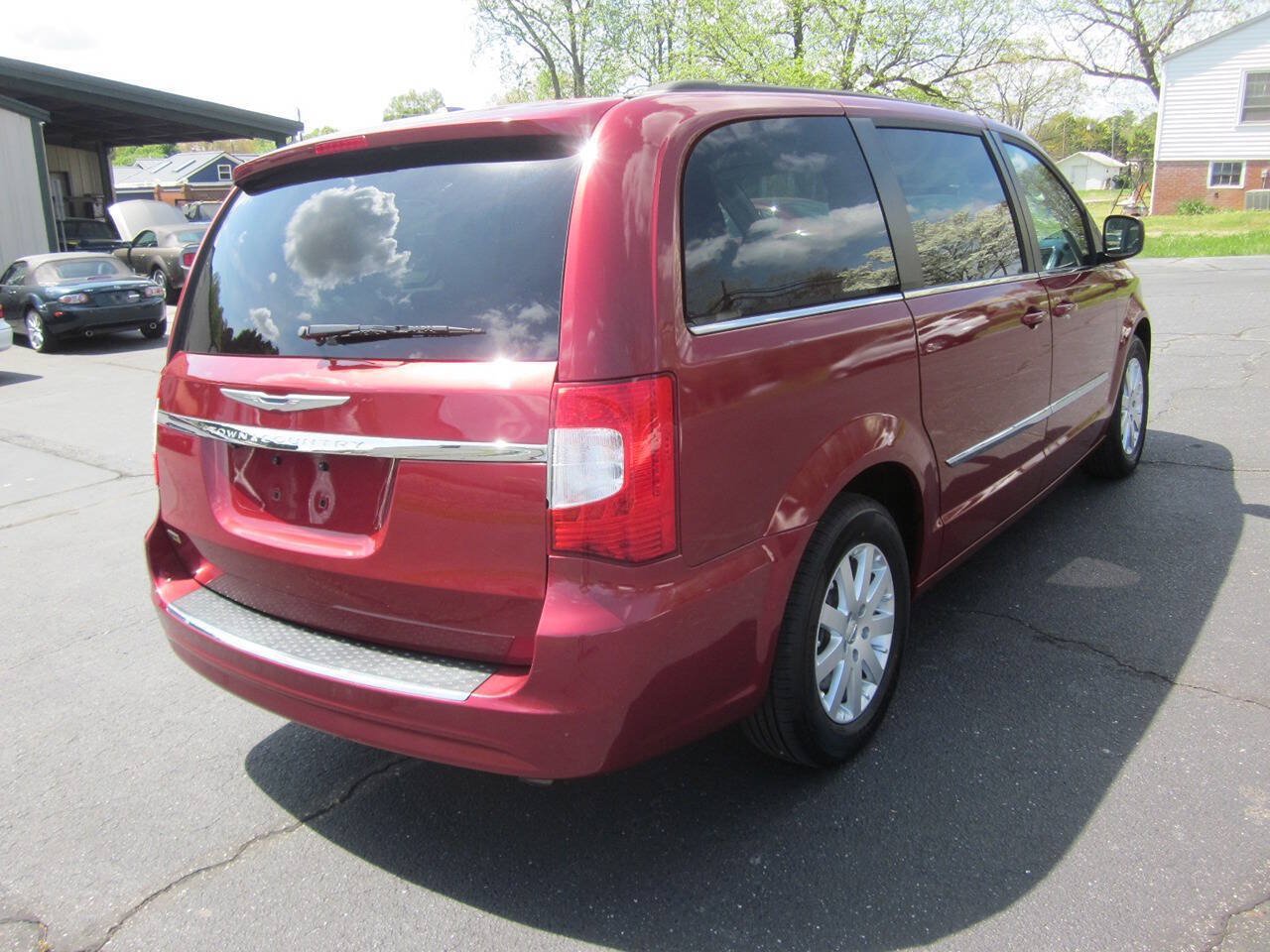 Used 2015 Chrysler Town & Country Touring FWD image 7
