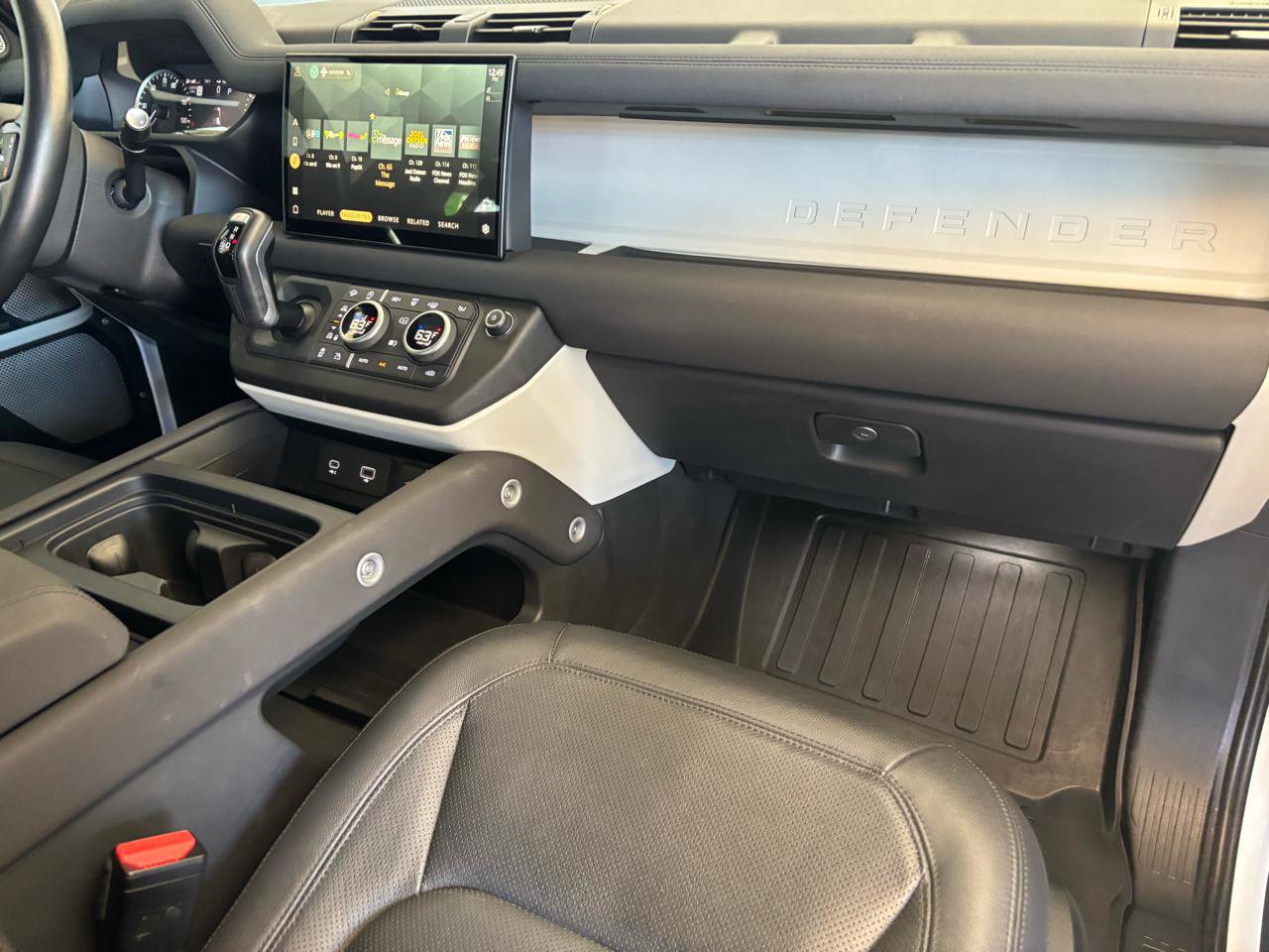 Used 2023 Land Rover Defender 130 SE image 29
