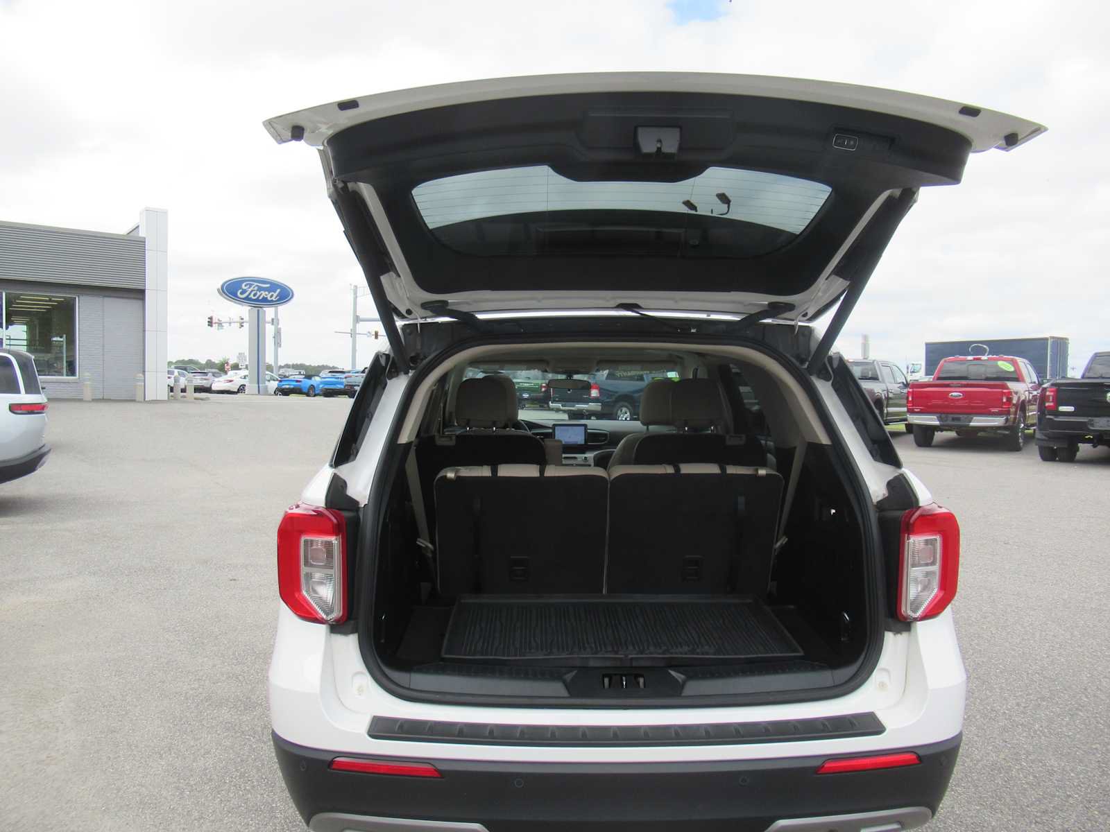 Used 2023 Ford Explorer XLT w/ Equipment Group 202A AWD/4WD image 20