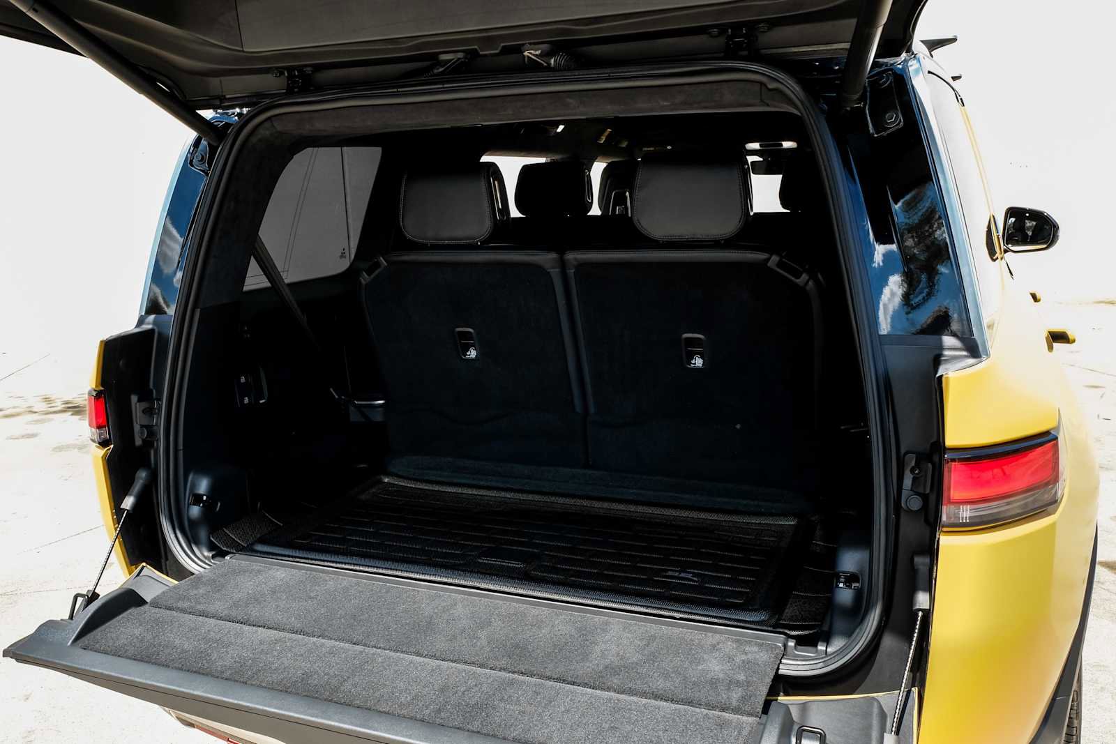 Used 2023 Rivian R1S Adventure image 53