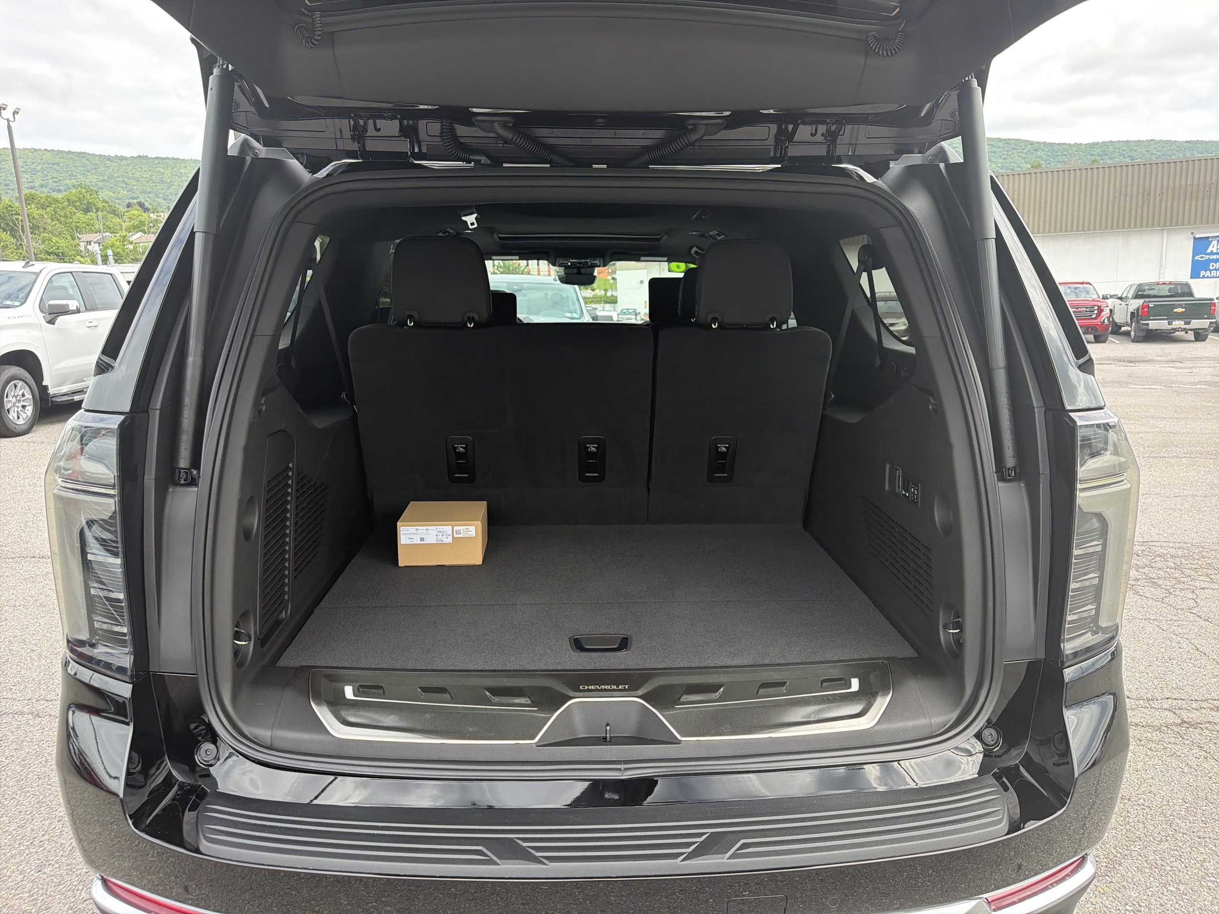 New 2026 Chevrolet Suburban High Country AWD/4WD image 5